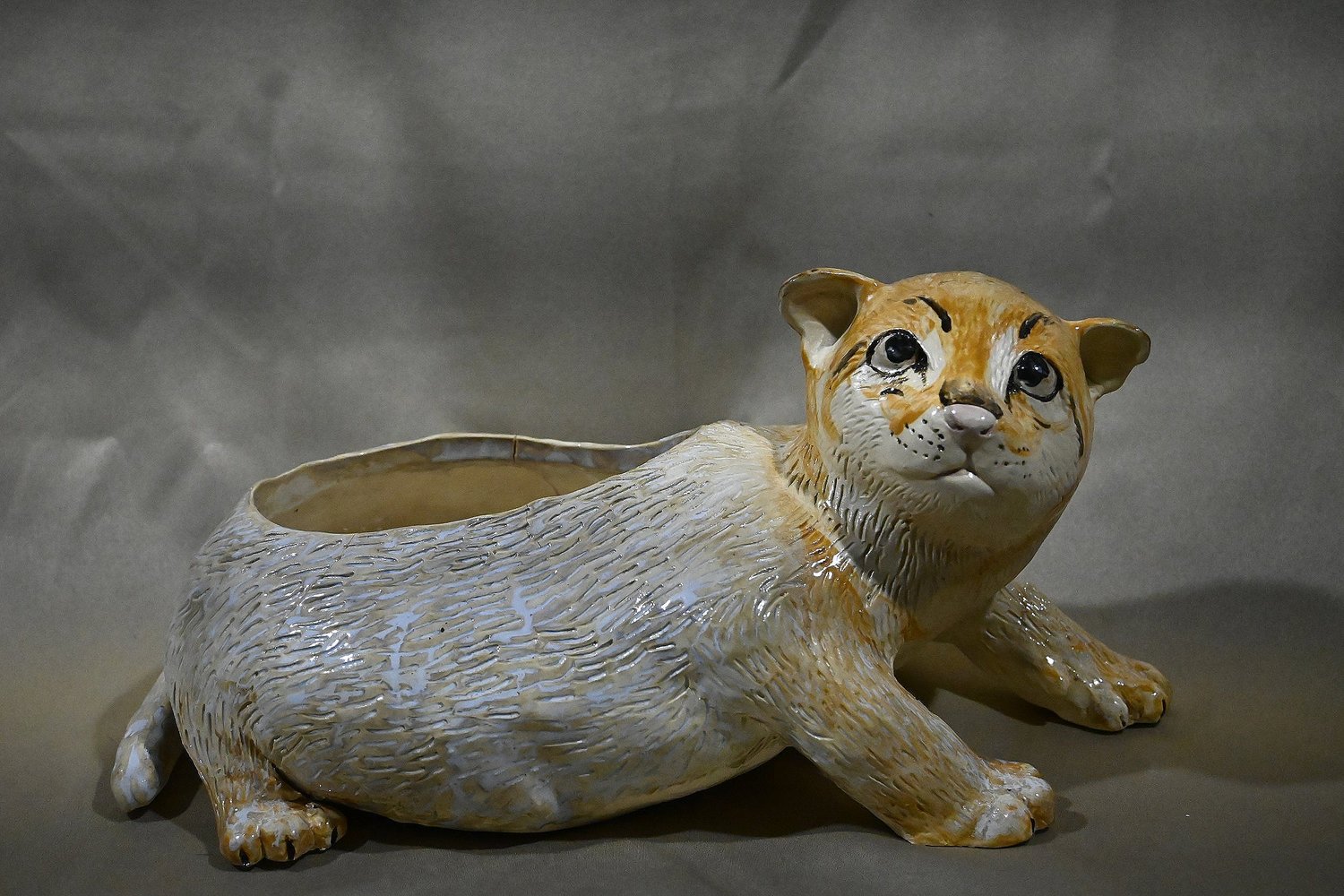 ceramic planter of a flat headed cat